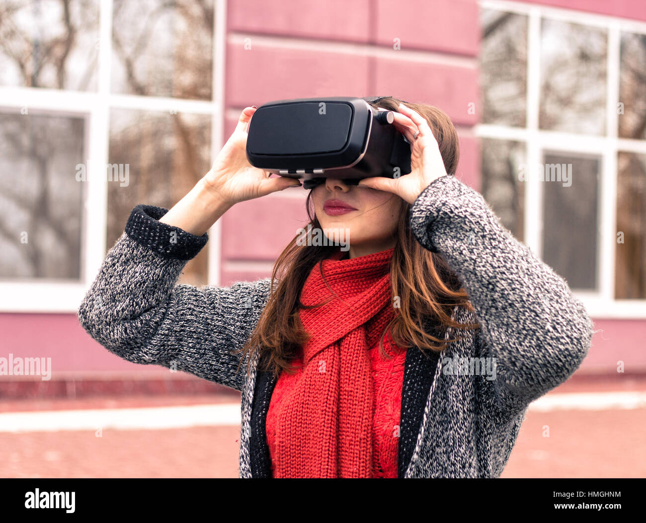 Casque de réalité virtuelle, lunettes, lunettes VR VR - belle jeune fille avec casque de réalité virtuelle ou des lunettes 3D sur la rue intéressé par ima 360 Banque D'Images