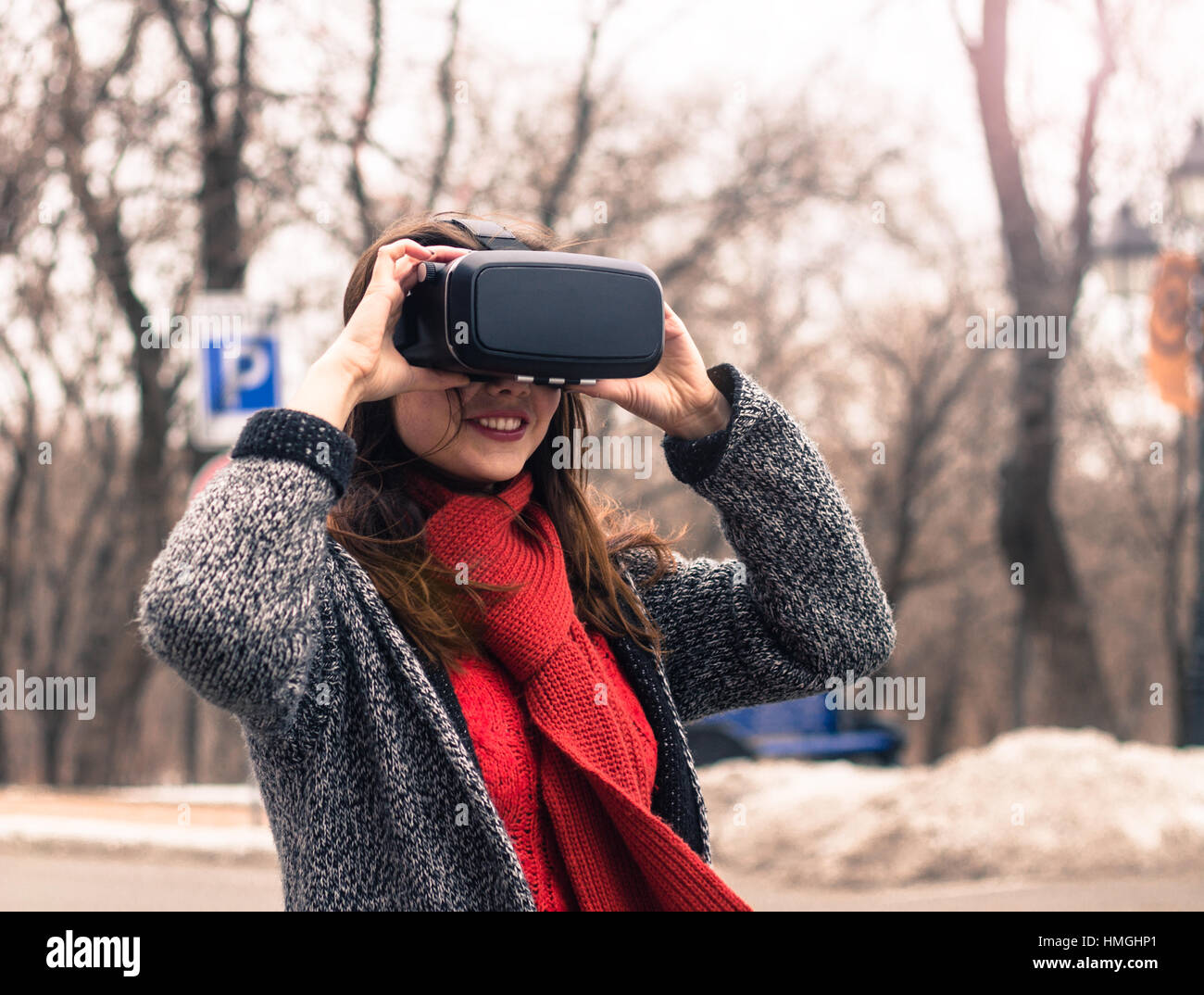 Casque de réalité virtuelle, lunettes, lunettes VR VR - belle jeune fille avec casque de réalité virtuelle ou des lunettes 3D sur la rue intéressé par ima 360 Banque D'Images