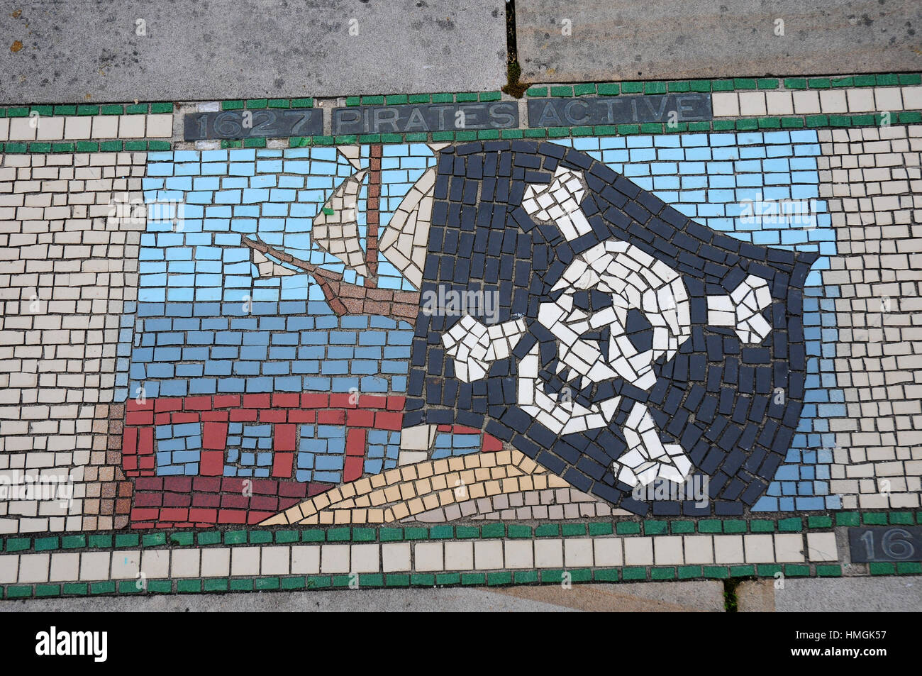Pavement en mosaïques représentant l'année pirates étaient actifs autour de Barnstaple. Banque D'Images