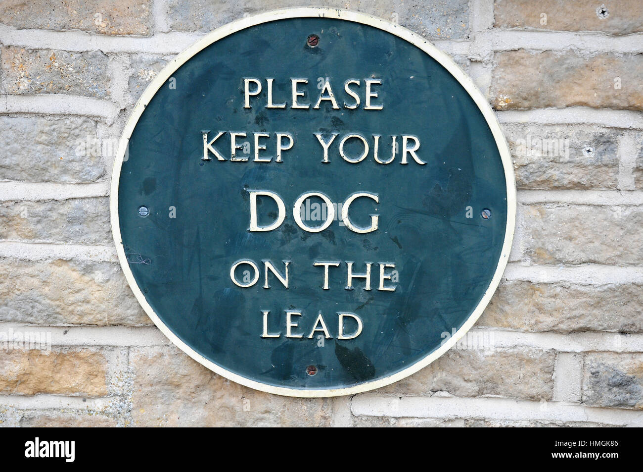 Enseigne permanente qui demande aux gens de garder les chiens sur le plomb. Barnstaple. Banque D'Images