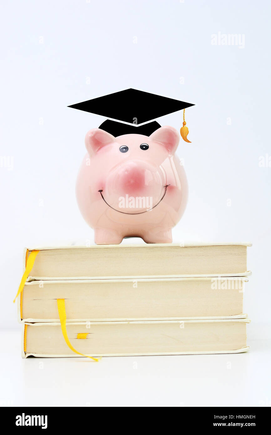 Tirelire en haut de pile de livres suggérant l'épargne pour college Banque D'Images