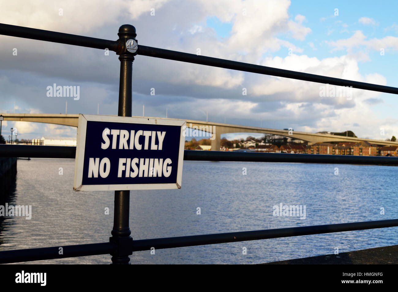 Strictement aucun signe de pêche de la rivière Itchen à Southampton Banque D'Images