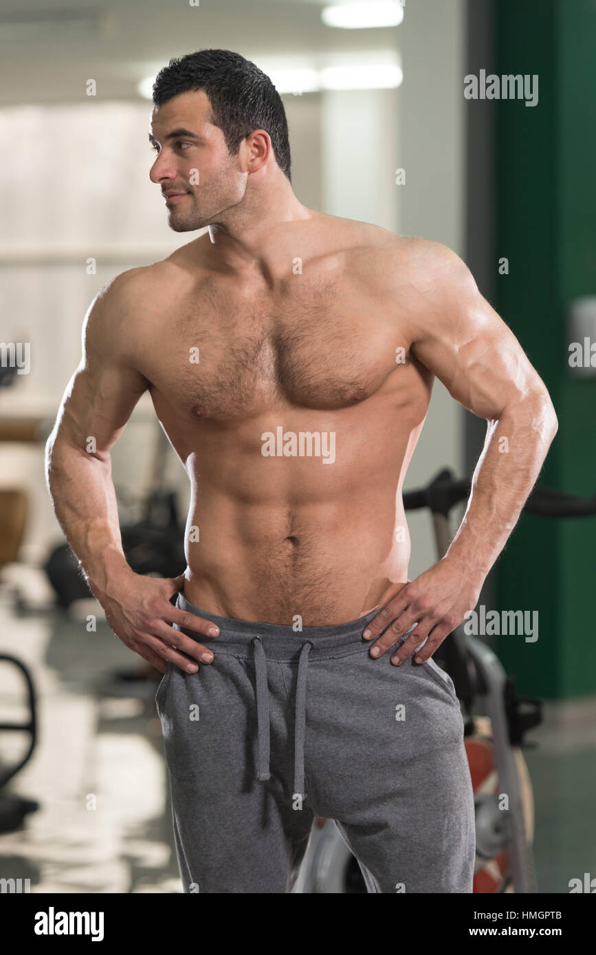 Portrait d'un jeune homme poilu Forme physique montrant son corps bien