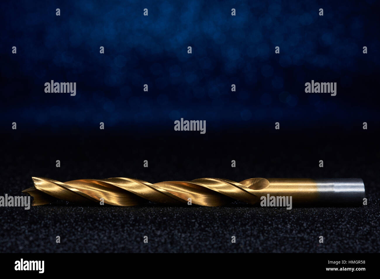 Perdre jusqu'de foret d'or sur fond noir Banque D'Images