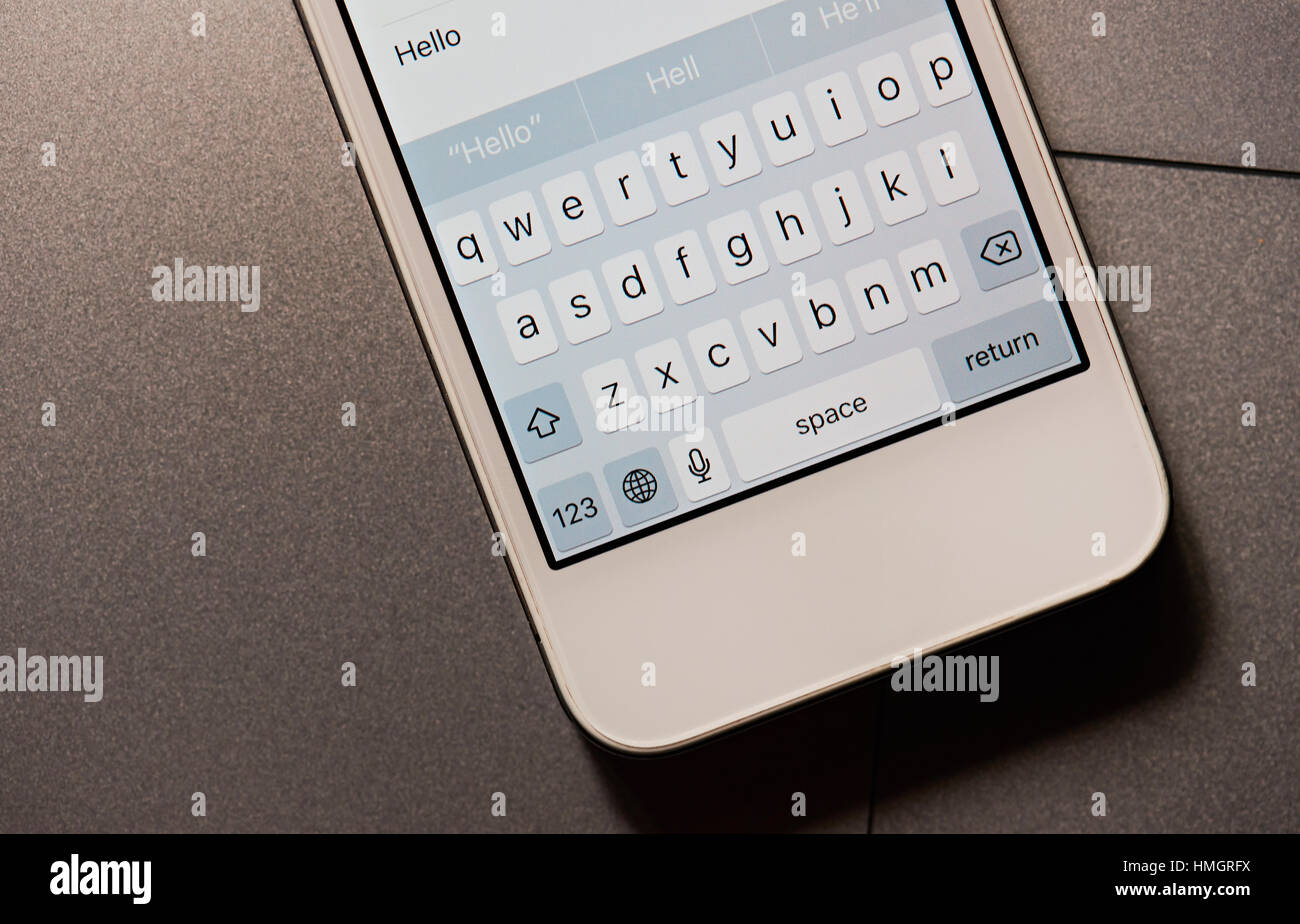 Close up of smartphone avec mot bonjour à l'écran Banque D'Images