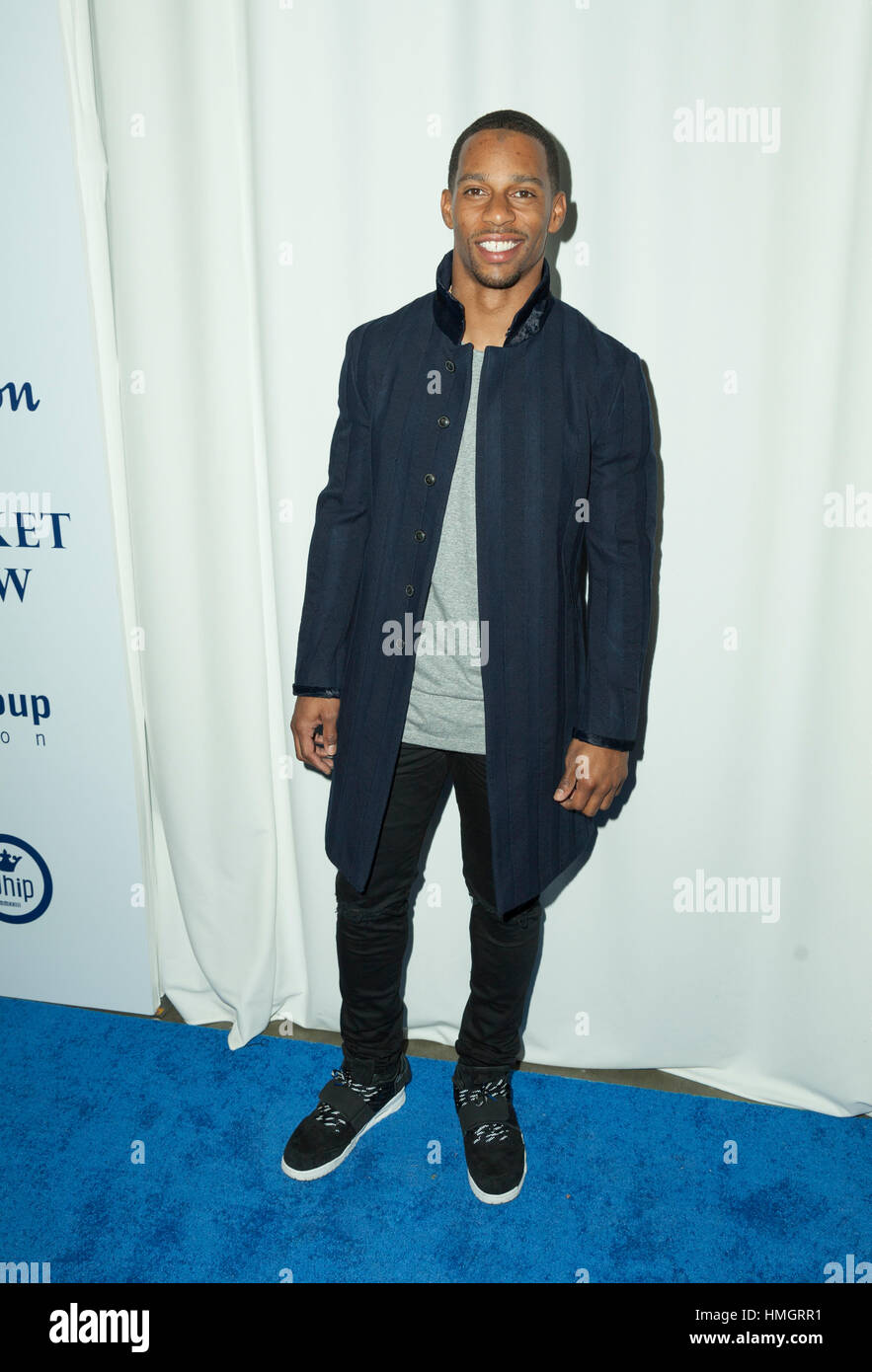 New York, NY USA - 1 Février 2017 : Victor Cruz assiste à la super puissance veste bleue à l'appui pour le cancer de la prostate au cours de sensibilisation New York Fashion week au Quai 59 Banque D'Images