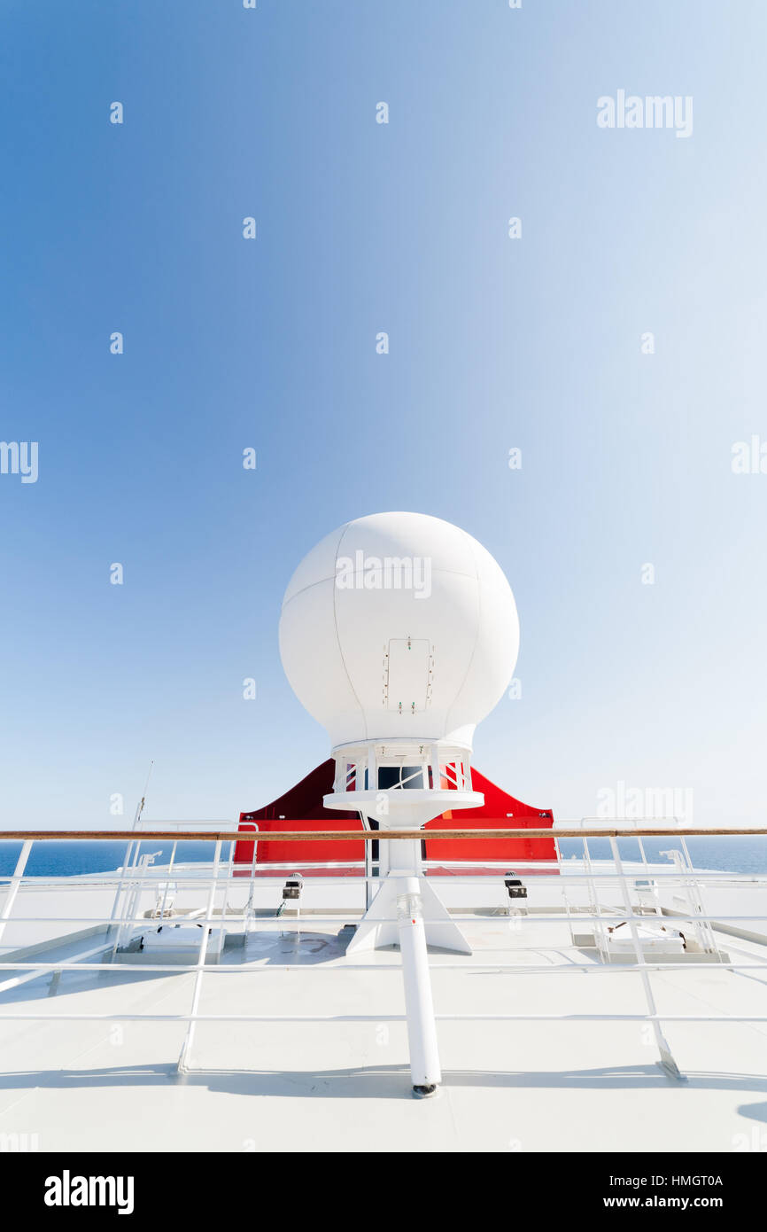 Dôme radar sur le navire de croisière queen mary 2 Banque D'Images