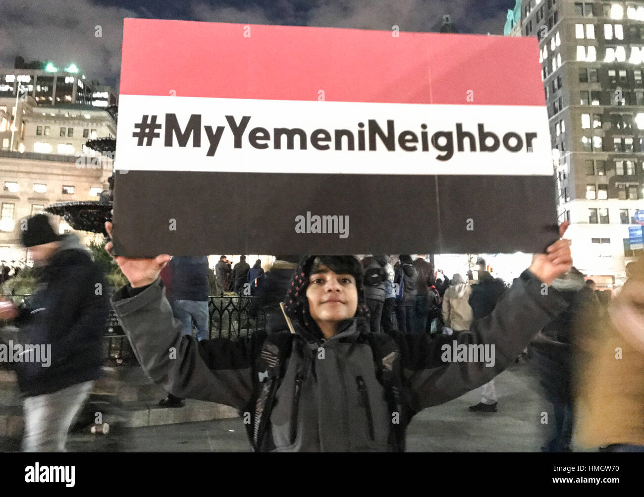 New York, USA. 2e Février, 2017. Un enfant de la communauté yéménite participe à une manifestation tenue par les Américains yéménite à Brooklyn de New York, États-Unis, 2 février 2017. Une activité intitulée entreprises yéménite Arrêté & rassemblement contre l'interdiction "musulman" a eu lieu le jeudi, pour protester contre le président américain Donald Trump's interdiction de voyage aux personnes de sept pays musulmans. Plus de mille personnes de la communauté yéménite locales ont participé par la fermeture de leur entreprise à partir de midi au soir et se joindre à la manifestation. Credit : Wang Ying/Xinhua/Alamy Live News Banque D'Images