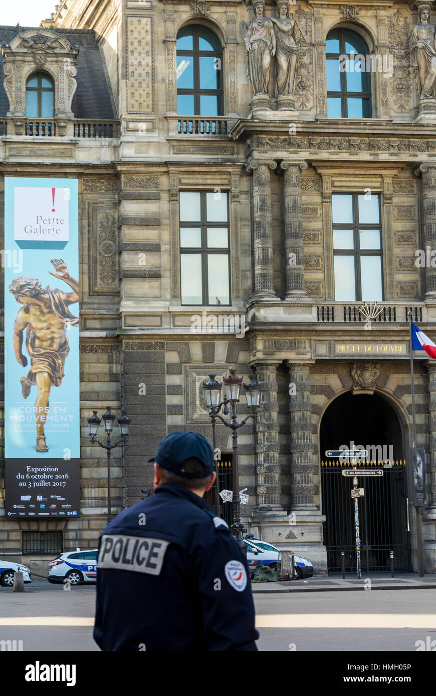 Paris, France. La police française par derrière, la Garde a fermé le musée du Louvre après une attaque terroriste contre la police, Banque D'Images