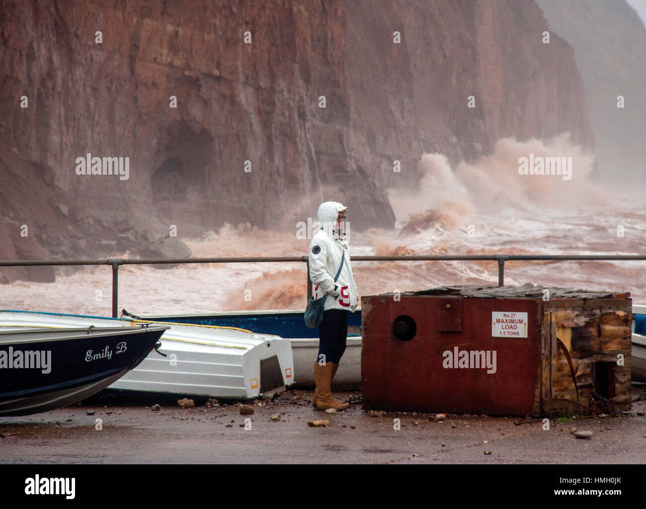 La ville de Sidmouth, Devon, 3e Feb 17 dans le livre des Tempêtes des falaises de grès rouge à Sidmouth, Devon. L'érosion rapide du littoral est de plus en plus préoccupante dans la ville, et les pourparlers se poursuivent sur la meilleure façon de lutter contre ce problème et protéger cette zone de la côte jurassique. Photo par Tony Charnock / Alamy Live News Banque D'Images