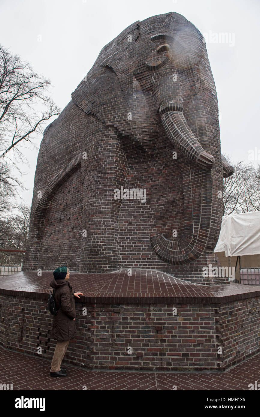 Brême, Allemagne. 3, 2017. La lutte anti-coloniale memorial en forme de brique géant éléphant peut être vu dévoilé après les importants travaux de restauration à Brême, Allemagne, 3 février 2017. Le monument a été restauré au cours des cinq derniers mois et est maintenant sauvé de l'autre la carie. Photo : Ingo Wagner/dpa/Alamy Live News Banque D'Images