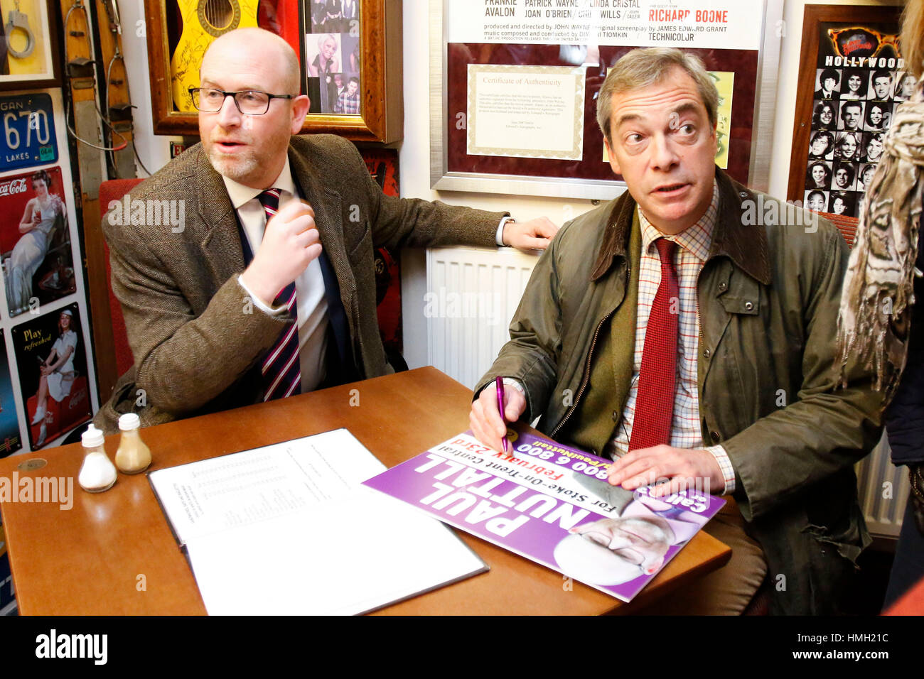 Hanley, Stoke-on-Trent, Royaume-Uni. 3, 2017. Leader de l'UKIP Paul Nuttall et ancien chef de l'UKIP et figure-head Nigel Farage s'arrêtent à Harley, Stoke-on-Trent, au cours d'une campagne électorale dans la ville. 3e février 2017. Crédit : Richard Holmes/Alamy Live News Banque D'Images