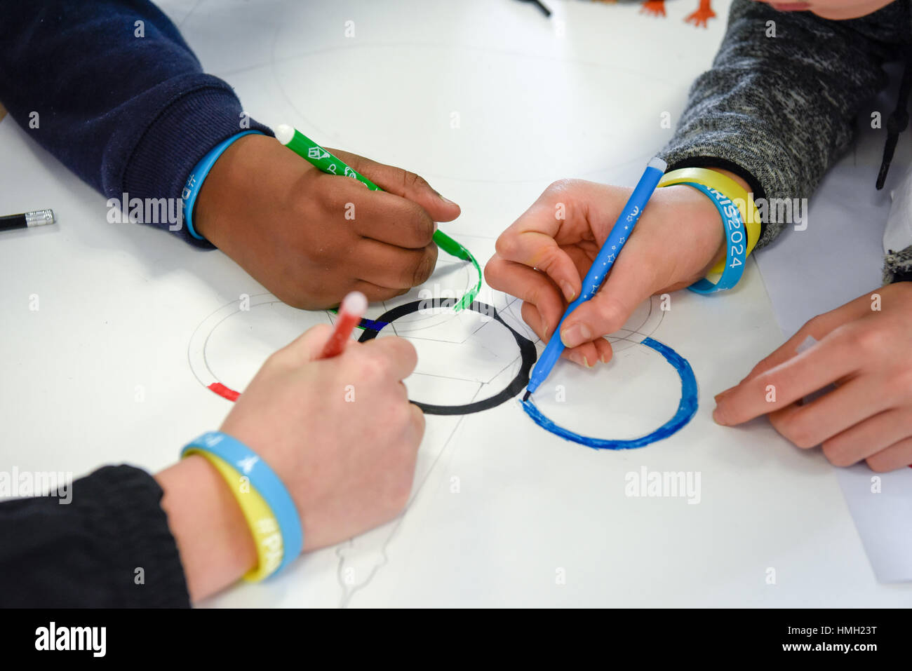 (170203) -- SEINE-SAINT-DENIS, le 3 février 2017 (Xinhua) -- les élèves dessinent les anneaux olympiques à l'école secondaire de Dora Maar en Seine-Saint-Denis, au nord-est de Paris, France le 3 février 2017. Paris a lancé une série d'activités visant la promotion de l'offre de Paris d'accueillir les Jeux Olympiques de 2024. (Xinhua/Chen Yichen) Banque D'Images