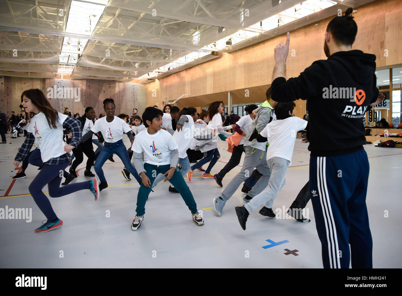 (170203) -- SEINE-SAINT-DENIS, le 3 février 2017 (Xinhua) -- Les élèves ont un PE catégorie à la Dora Maar secondary school de Seine-Saint-Denis, au nord-est de Paris, France le 3 février 2017. Paris a lancé une série d'activités visant la promotion de l'offre de Paris d'accueillir les Jeux Olympiques de 2024. (Xinhua/Chen Yichen) Banque D'Images