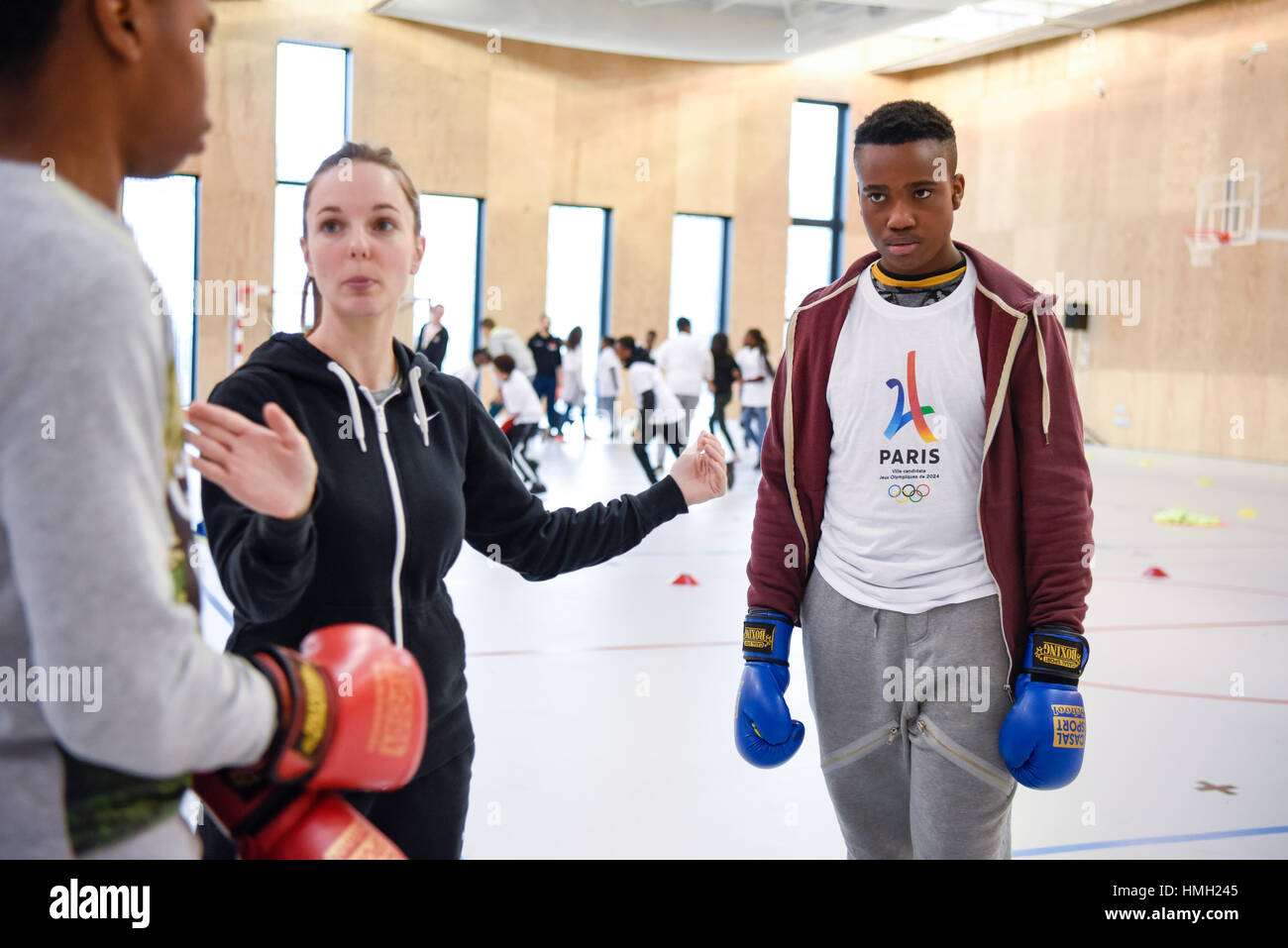 (170203) -- SEINE-SAINT-DENIS, le 3 février 2017 (Xinhua) -- Les élèves prendre une classe de boxe à l'école secondaire de Dora Maar en Seine-Saint-Denis, au nord-est de Paris, France le 3 février 2017. Paris a lancé une série d'activités visant la promotion de l'offre de Paris d'accueillir les Jeux Olympiques de 2024. (Xinhua/Chen Yichen) Banque D'Images