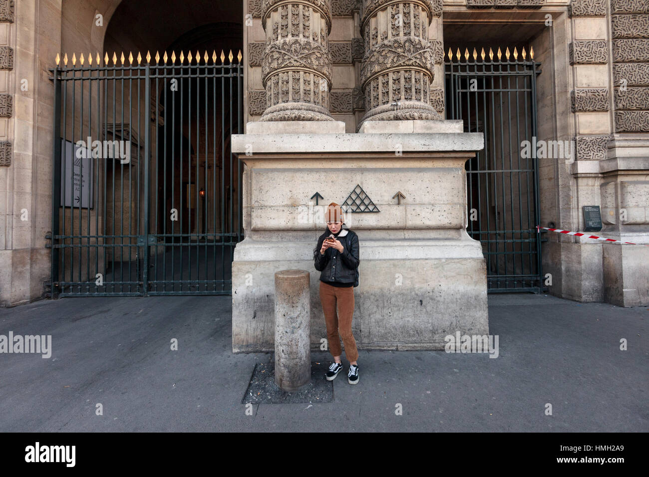 Paris, France. 3, 2017. Un touriste asiatique en face de Louvre Museum dans le cadre de verrouillage. Un soldat français garde le Louvre à Paris a tué un homme qui tentait d'attaquer une patrouille de sécurité avec une machette en criant "Allahu Akbar". Credit : Leo Roman/Alamy Live News Banque D'Images