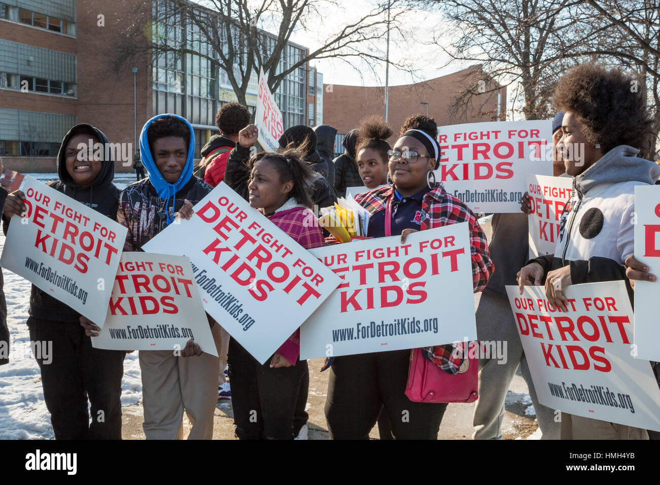 Detroit, USA. 3 Février, 2017. Les étudiants de Osborn High School de protester contre la fermeture prévue de leur école, l'un de 24 l'état du Michigan veut fermer à Detroit en raison d'un mauvais rendement scolaire. Les enseignants de Detroit se plaignent depuis longtemps de grandes tailles de classe, les manuels scolaires obsolètes, et le manque de ressources. Crédit : Jim West/Alamy Live News Banque D'Images