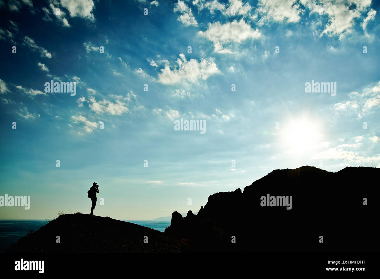 L'homme silhouette au coucher du soleil dans les montagnes. Paysage de la Crimée Banque D'Images