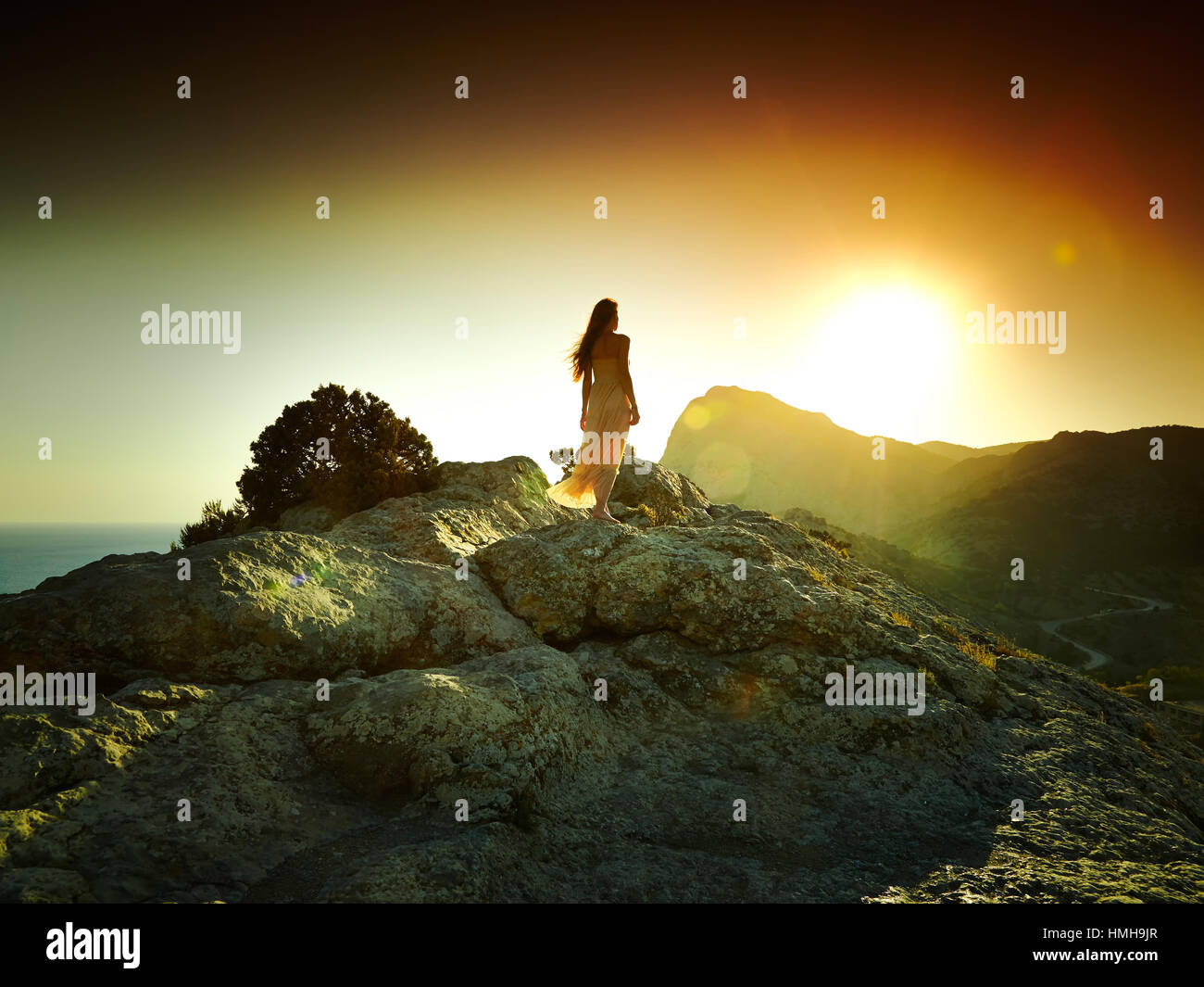 Silhouette de femme au coucher du soleil dans les montagnes. Paysage de la Crimée Banque D'Images