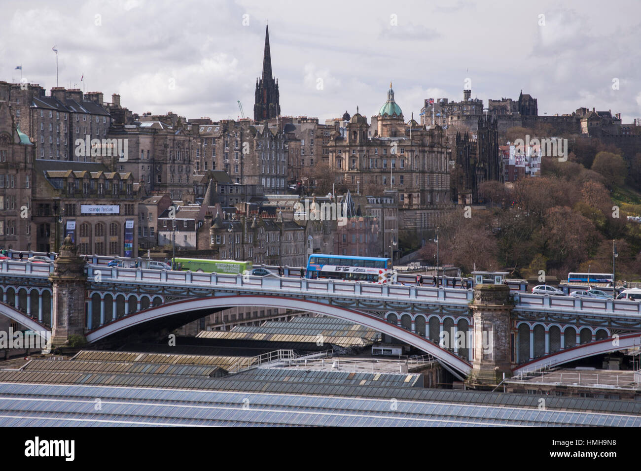 Edinburgh South Bridge et les toits de la capitale, la ville. Banque D'Images