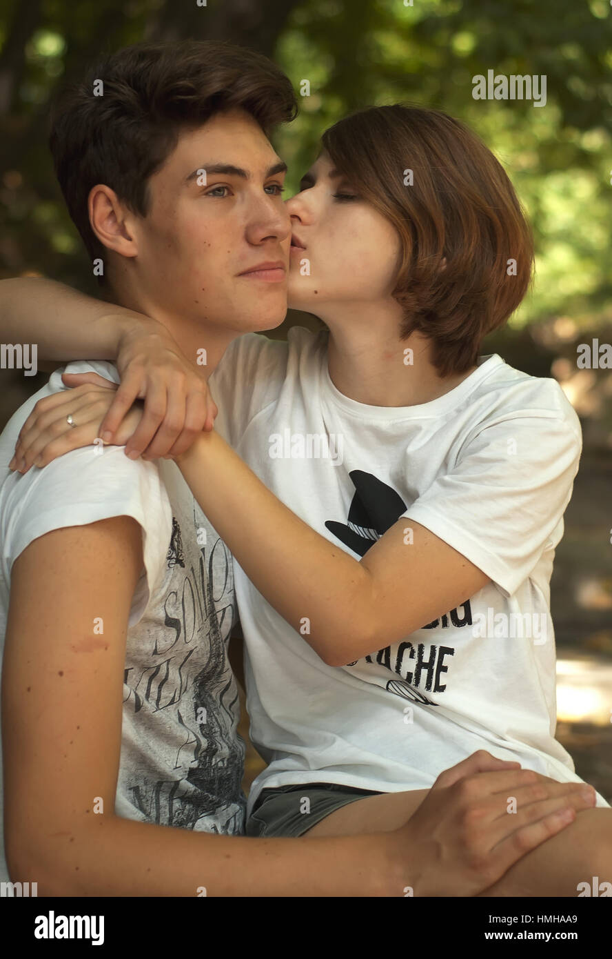 Les jeunes étudiants incroyable couple dans le parc. Soins amour Fashion Concept Banque D'Images