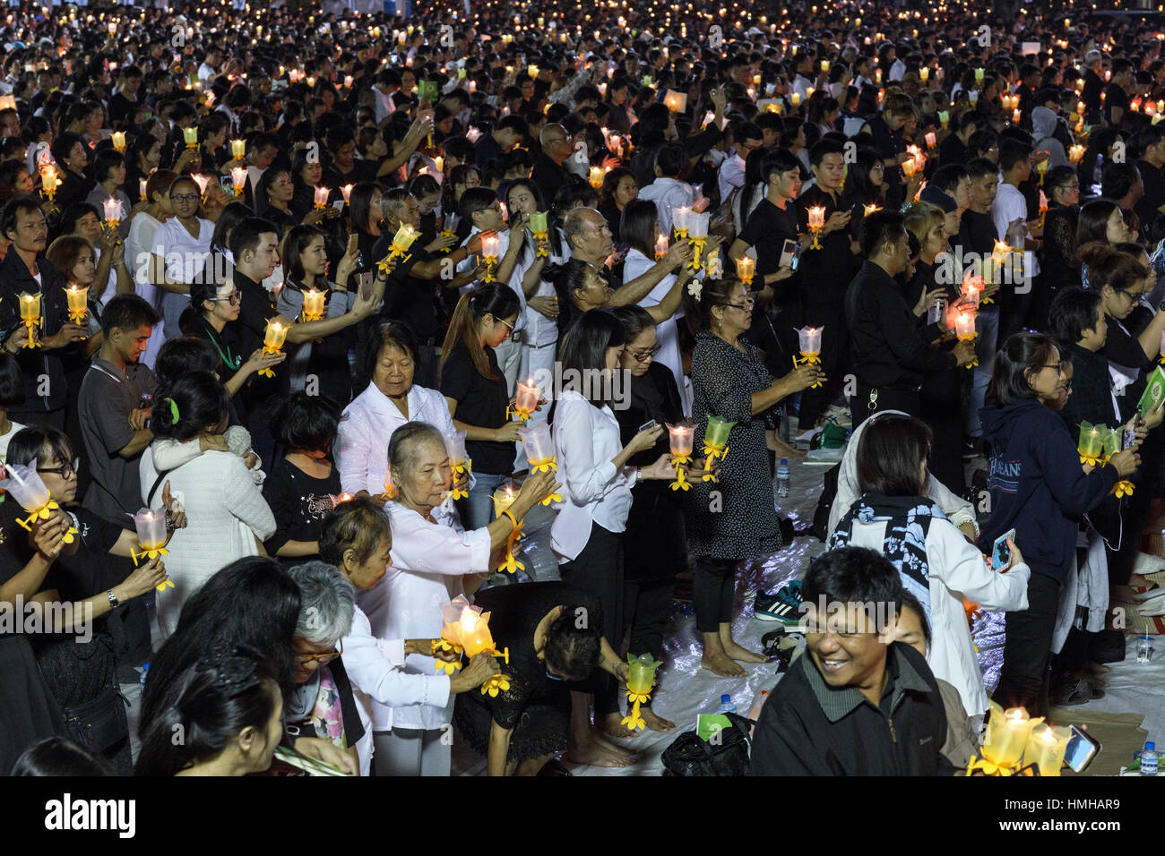 En deuil avec des bougies pour la fin le Roi Bhumibol Adulyadej à Sanam Luang, Grand Palace, Bangkok, Thaïlande Banque D'Images