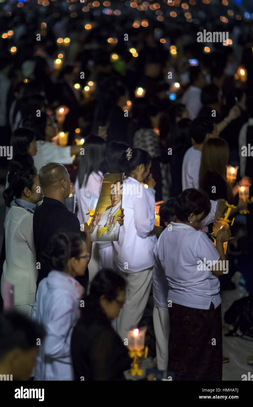 En deuil avec des bougies pour la fin le Roi Bhumibol Adulyadej à Sanam Luang, Grand Palace, Bangkok, Thaïlande Banque D'Images