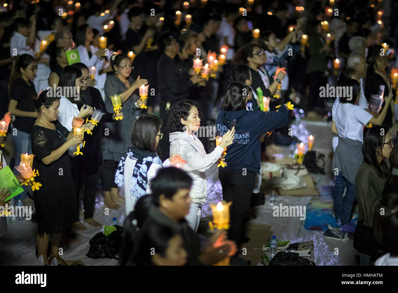 En deuil avec des bougies pour la fin le Roi Bhumibol Adulyadej à Sanam Luang, Grand Palace, Bangkok, Thaïlande Banque D'Images