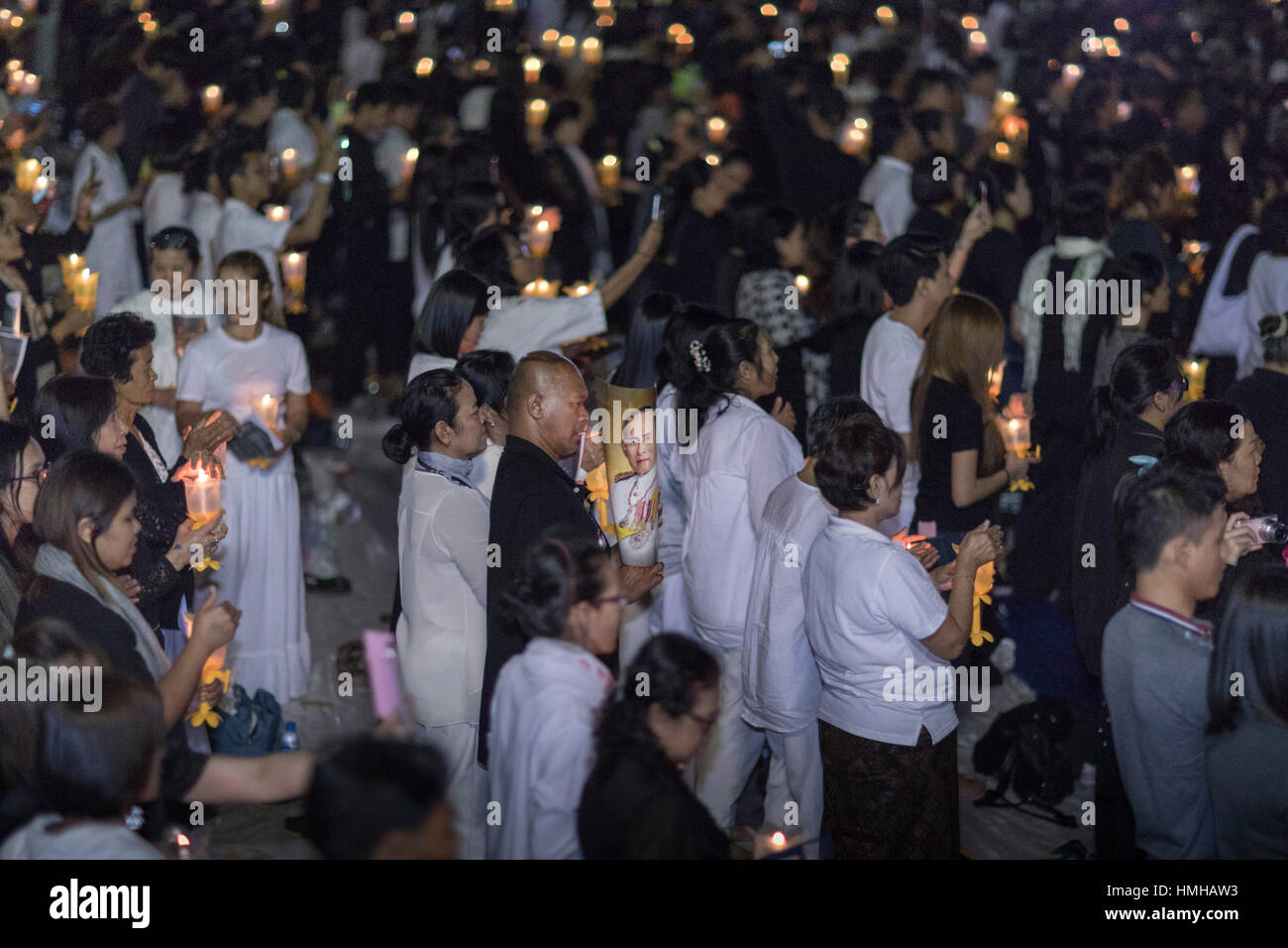En deuil avec des bougies pour la fin le Roi Bhumibol Adulyadej à Sanam Luang, Grand Palace, Bangkok, Thaïlande Banque D'Images