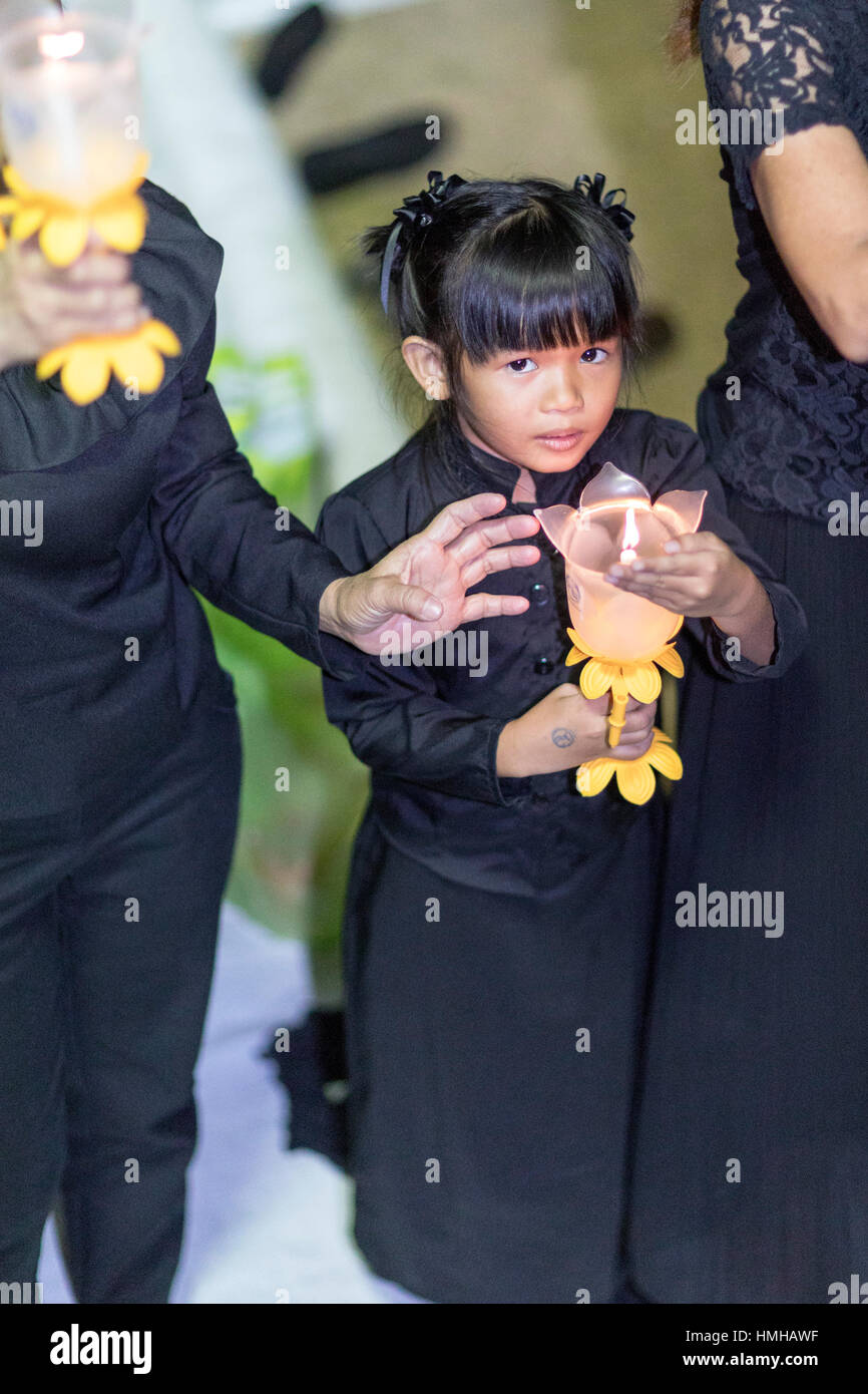 En deuil avec des bougies pour la fin le Roi Bhumibol Adulyadej à Sanam Luang, Grand Palace, Bangkok, Thaïlande Banque D'Images