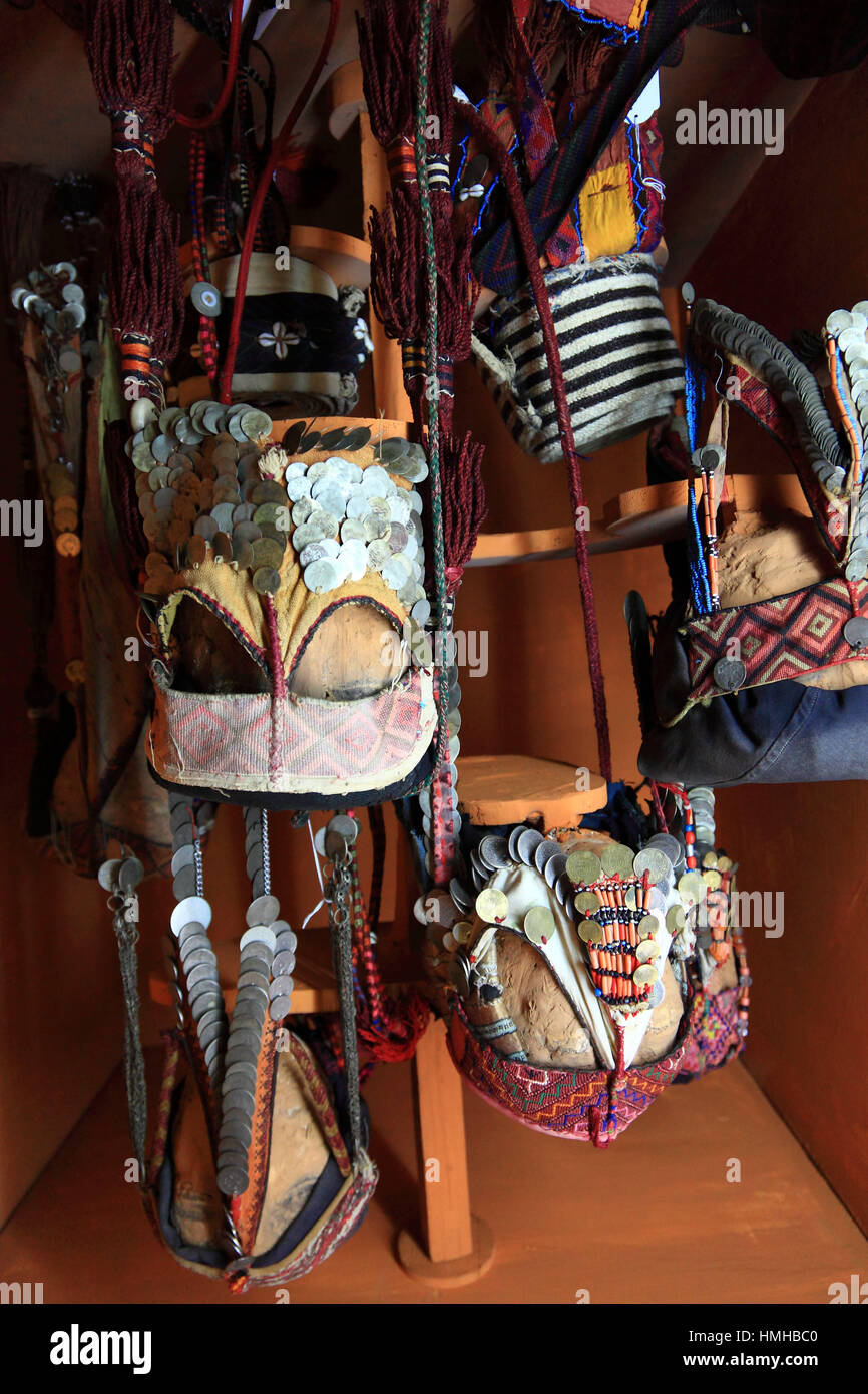 Costume bédouin avec masque de visage, du sud de la Palestine, Musée National, Amman, Jordanie Banque D'Images