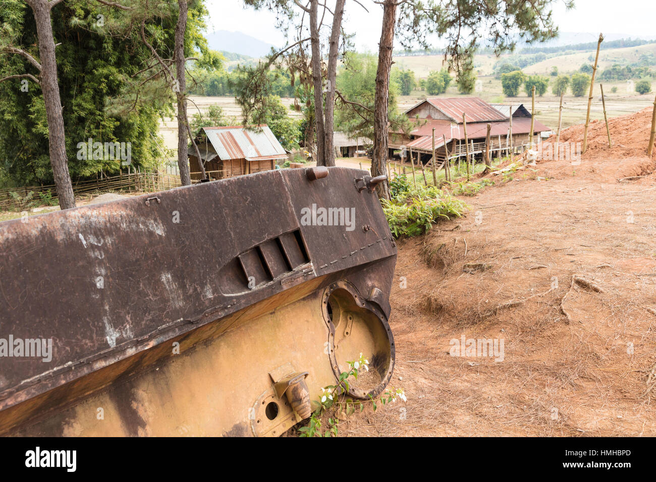 Coquille de réservoir russe près de Ban Nakho village, province de Xieng Khuang, Laos Banque D'Images