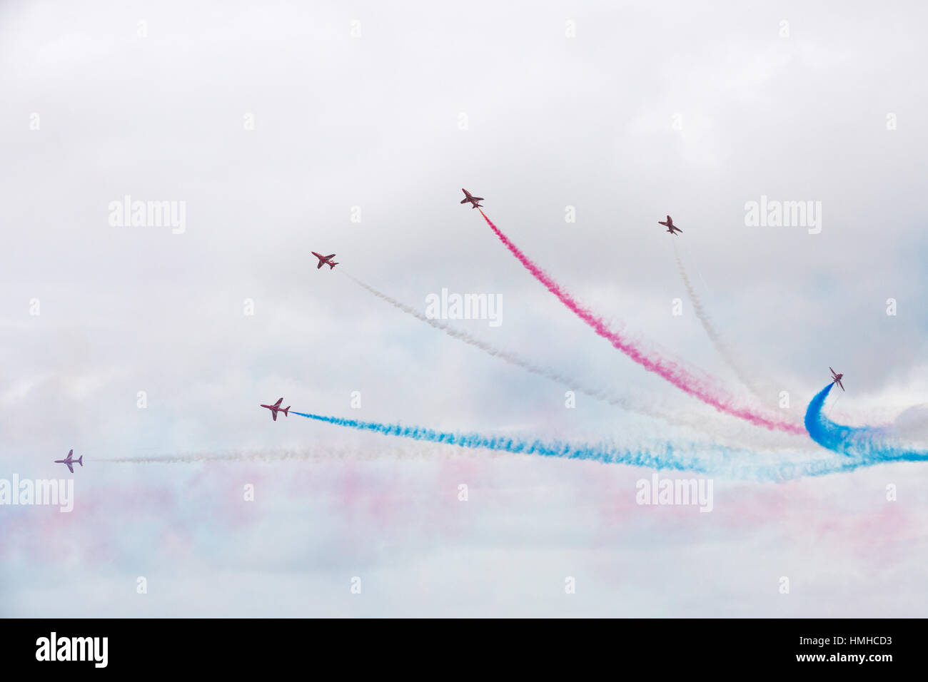 Bournemouth, Dorset, Angleterre - le 21 août 2016 : Festival de l'Air 2016 Bournemouth - six avions Hawk T Flèche Rouge voltige et effectuer l'ensemble des cascades mid air Banque D'Images