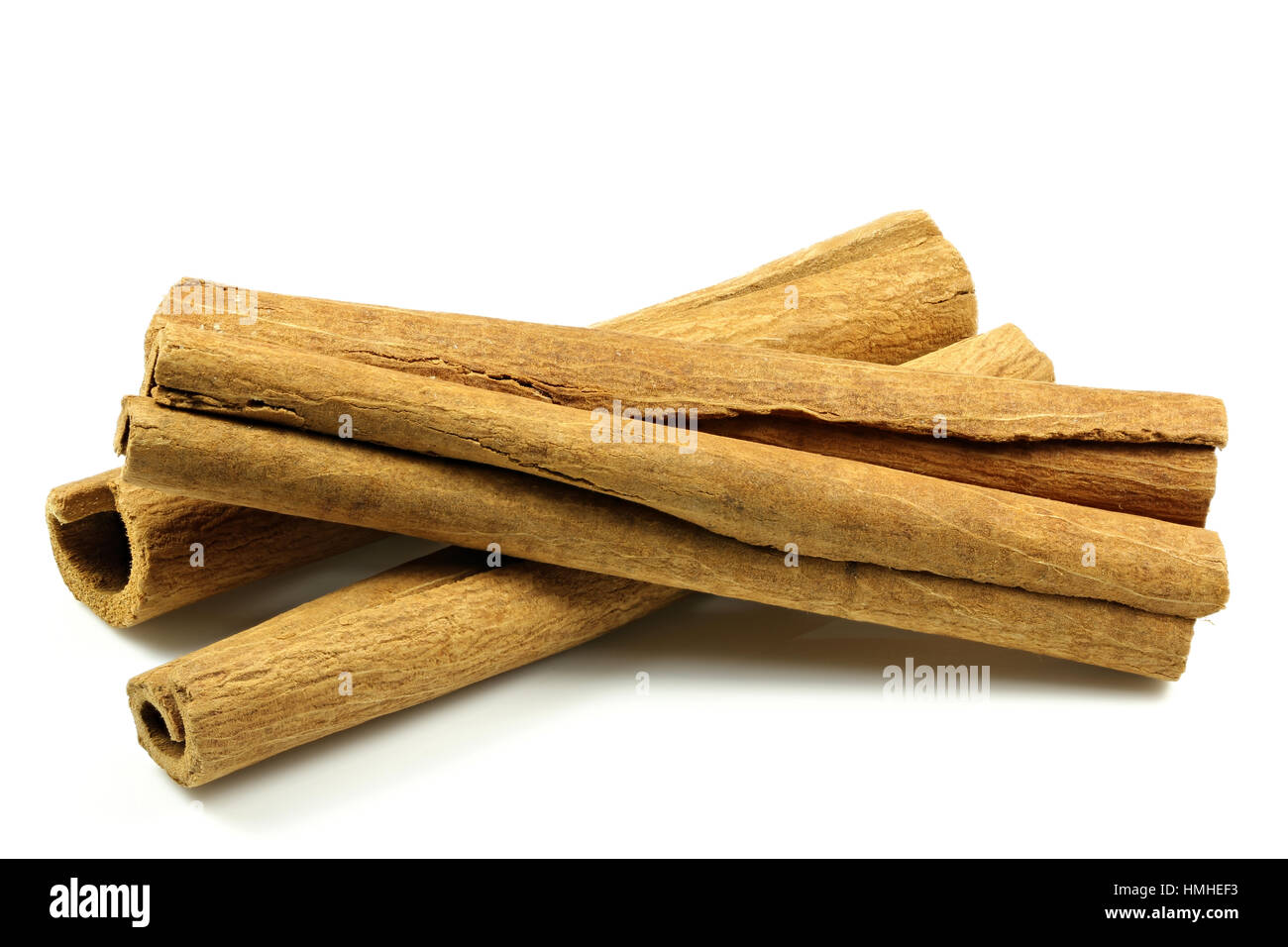 Les bâtons de cannelle isolé sur fond blanc Banque D'Images