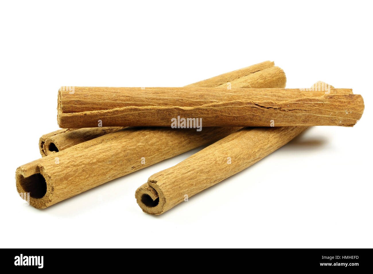 Les bâtons de cannelle isolé sur fond blanc Banque D'Images
