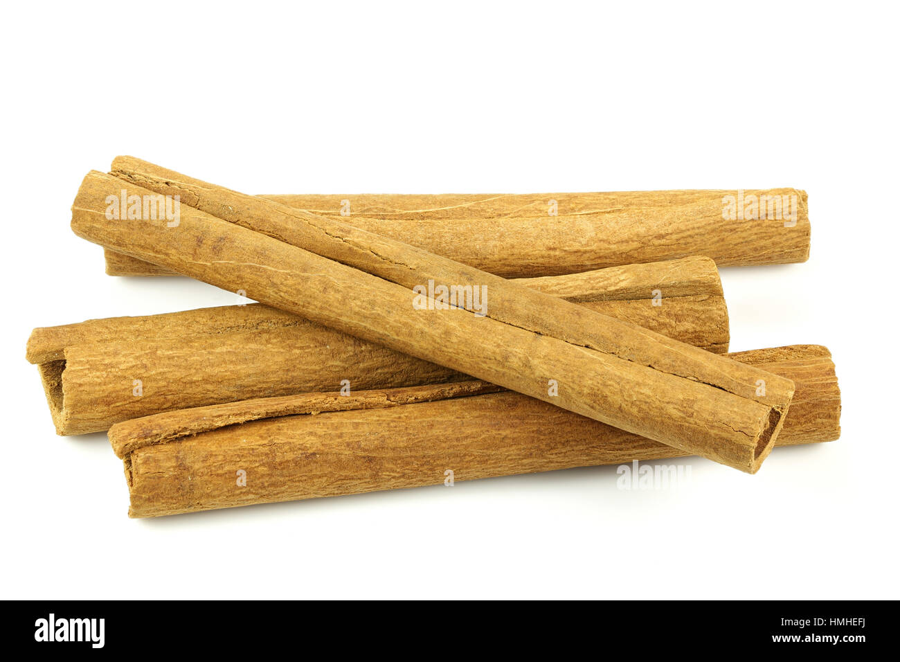 Les bâtons de cannelle isolé sur fond blanc Banque D'Images