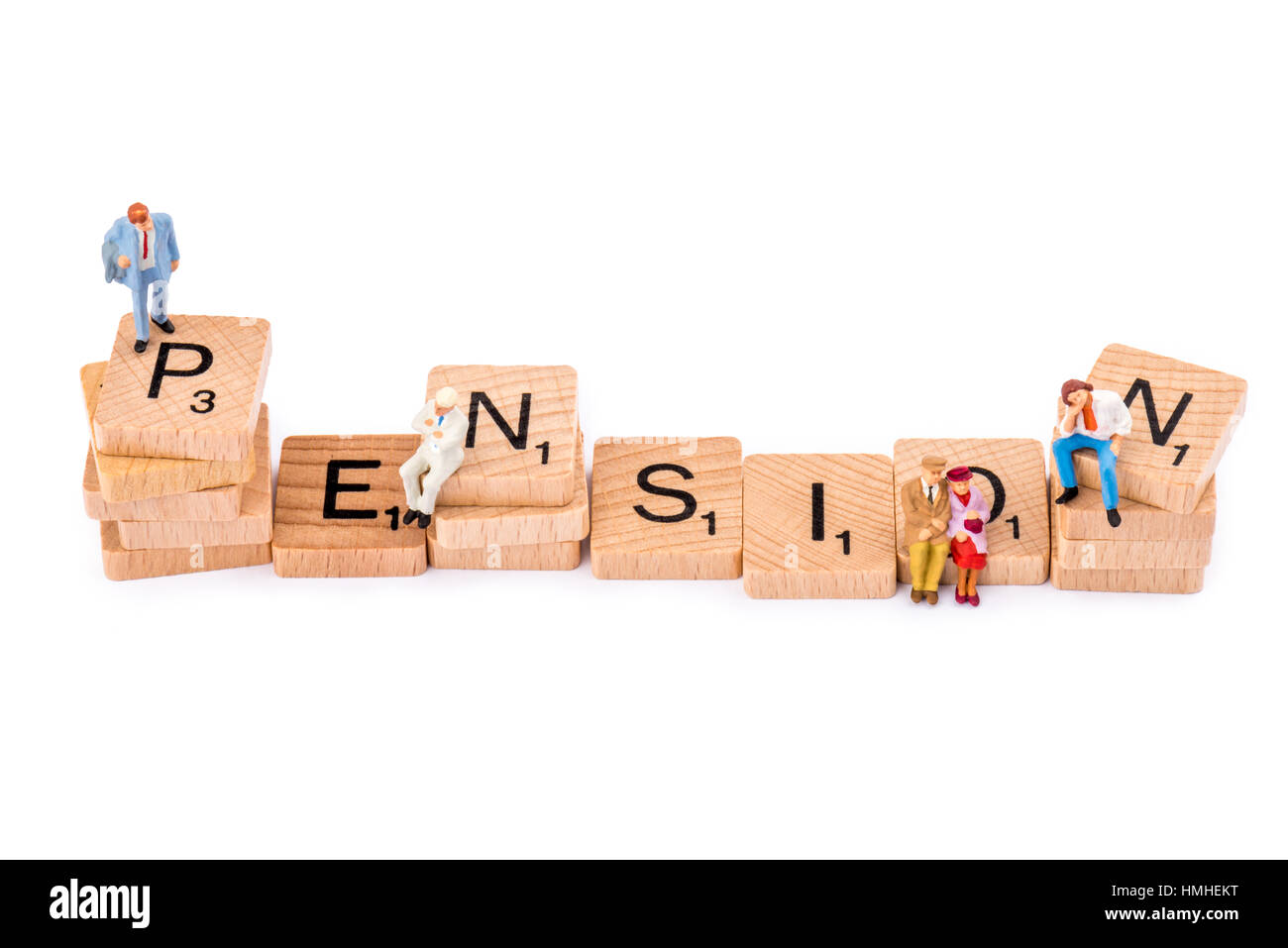 Scrabble lettres forment le mot pension. Les figures debout ou assise sur différentes lettres. Banque D'Images