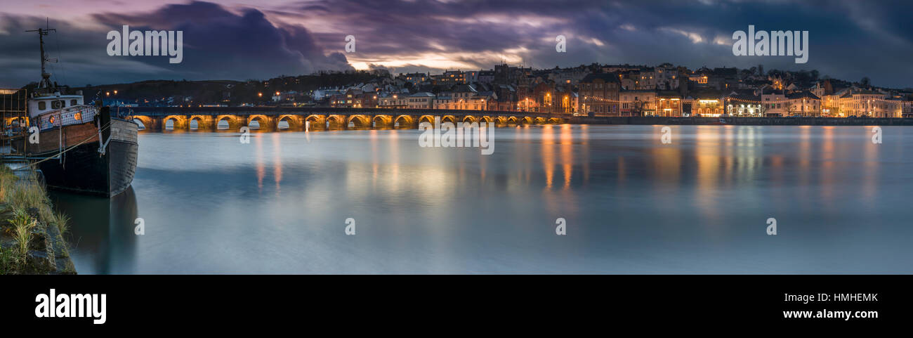 Après plusieurs douches Janvier lourd, les nuages s'éloigner au-delà de la ville de North Devon Bideford au crépuscule. Banque D'Images