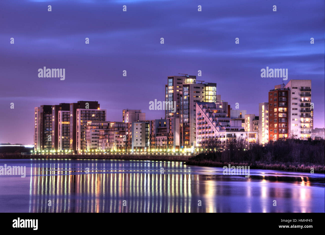 Vue sur la rivière Clyde à Glasgow dans la nuit avec un reflet des appartements et immeubles de bureaux. Banque D'Images