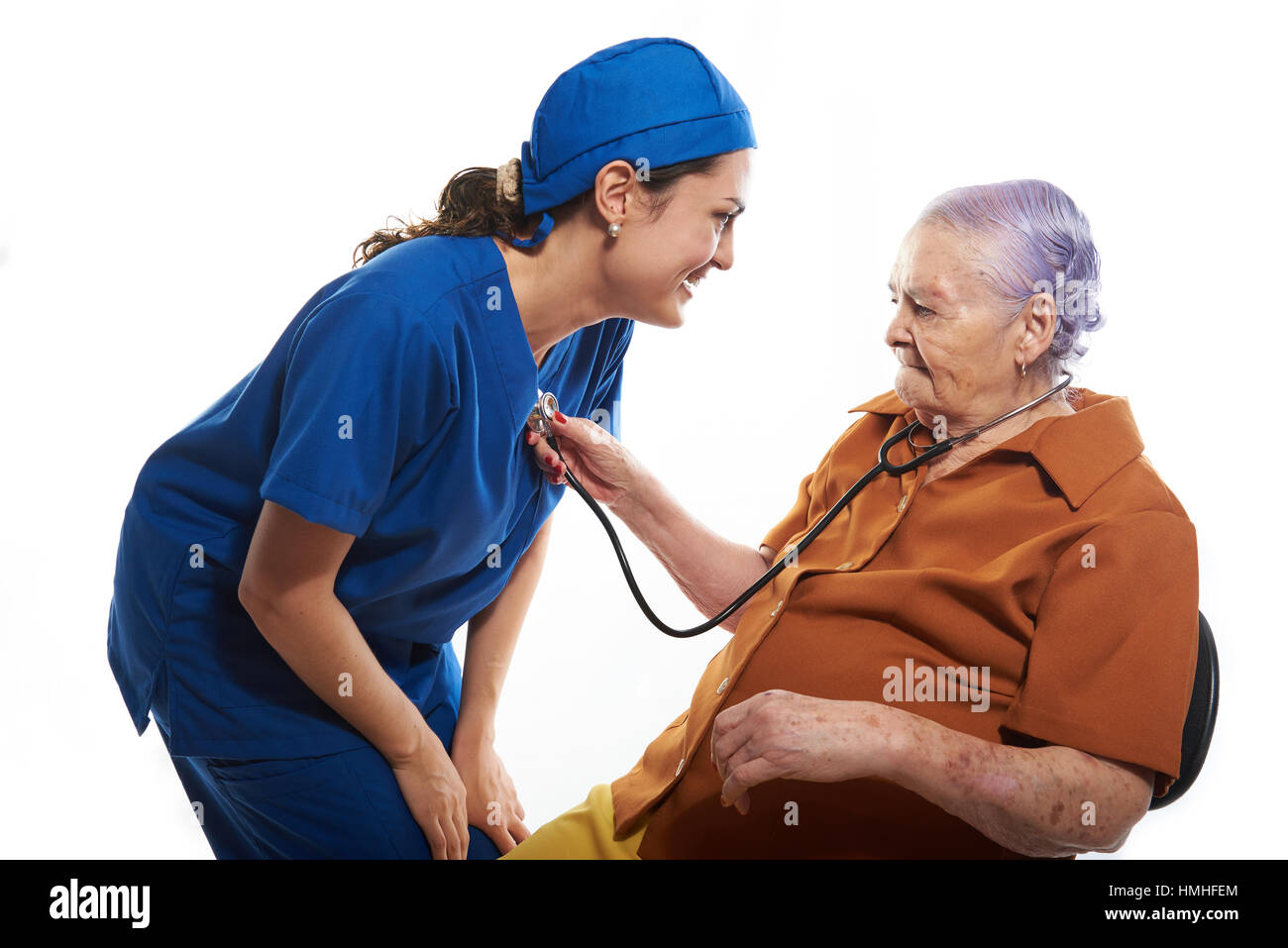 Contrôle du rythme cardiaque du patient médecins with stethoscope Banque D'Images