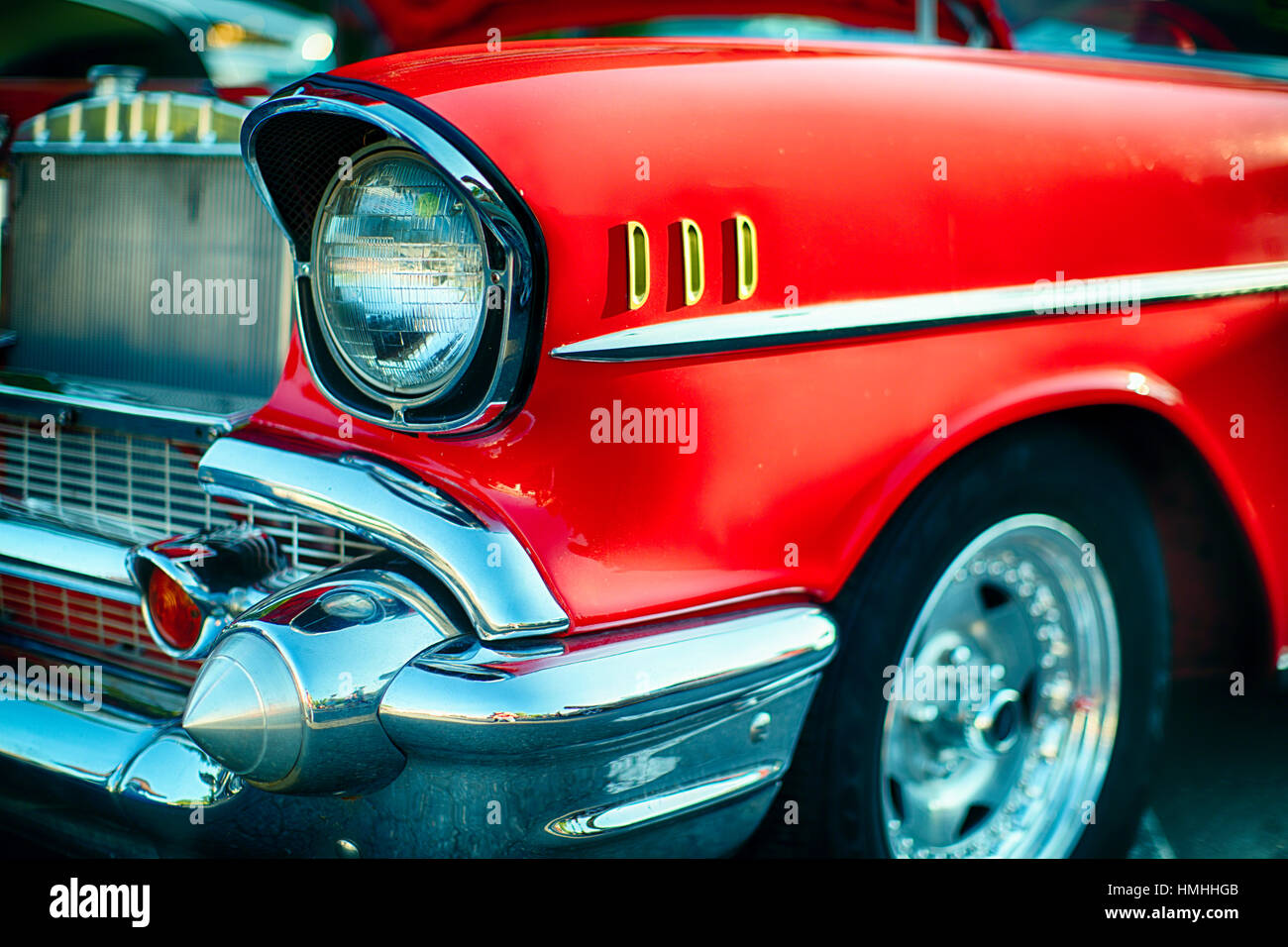 Vue rapprochée d'un projecteur et d'un pare-choc chromé Vintage voiture Chevrolet Bel Air Banque D'Images