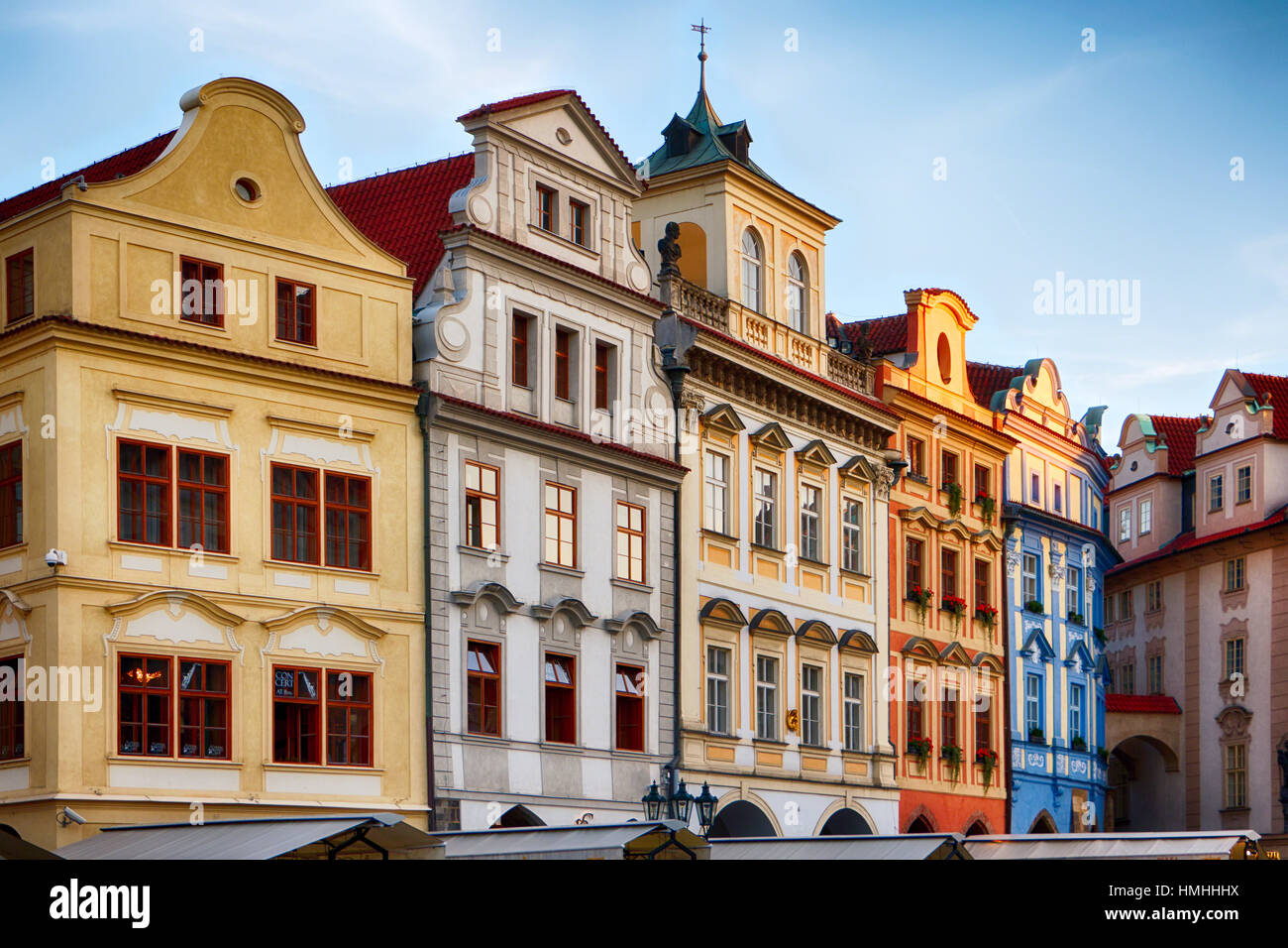 Low Angle View of maisons colorées sur la place de la Vieille Ville, Prague, République Tchèque Banque D'Images