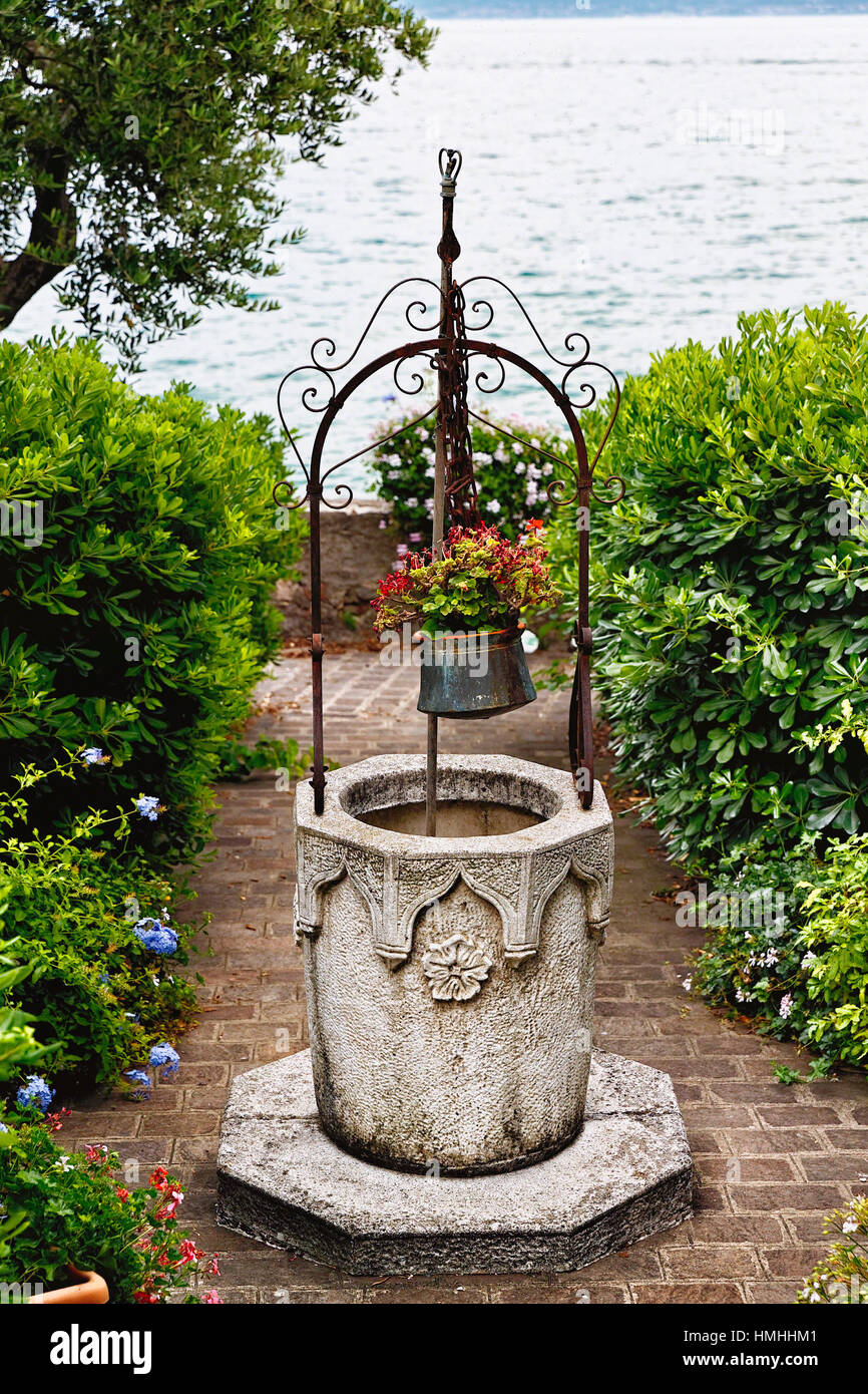 Antique puits dans un jardin, sur le lac de Garde, Brescia, Lombardie, Italie Banque D'Images