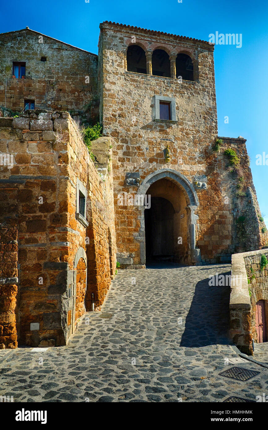 Low Angle View of a City Gate, Civita di Bagnoregio, Ombrie, Italie Banque D'Images