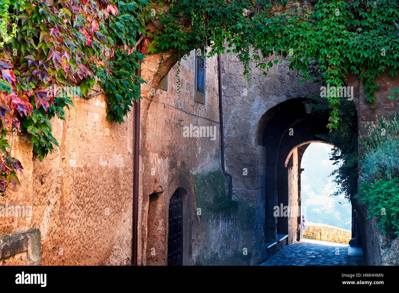 Porte d'entrée de ville d'une colline, Civita di Bagnoregio, Unbria, Italie Banque D'Images