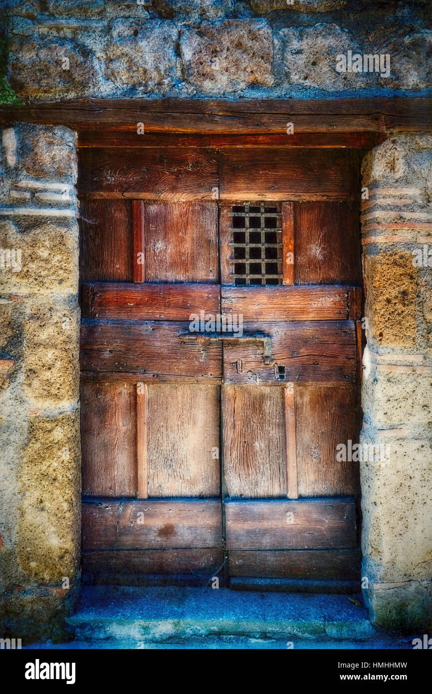 Gros plan d'une porte en bois médiévale, Civita di Bagnoregio, Ombrie, Italie Banque D'Images