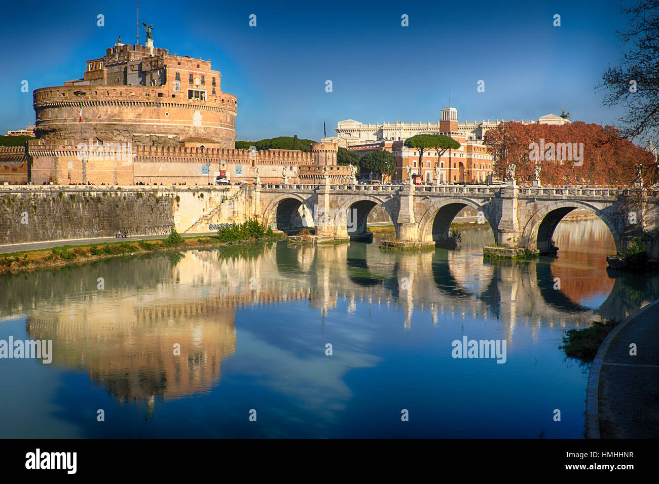 Réflexions de la mi-journée Château Saint Ange et le pont de Tibre, Rome, Latium, Italie Banque D'Images