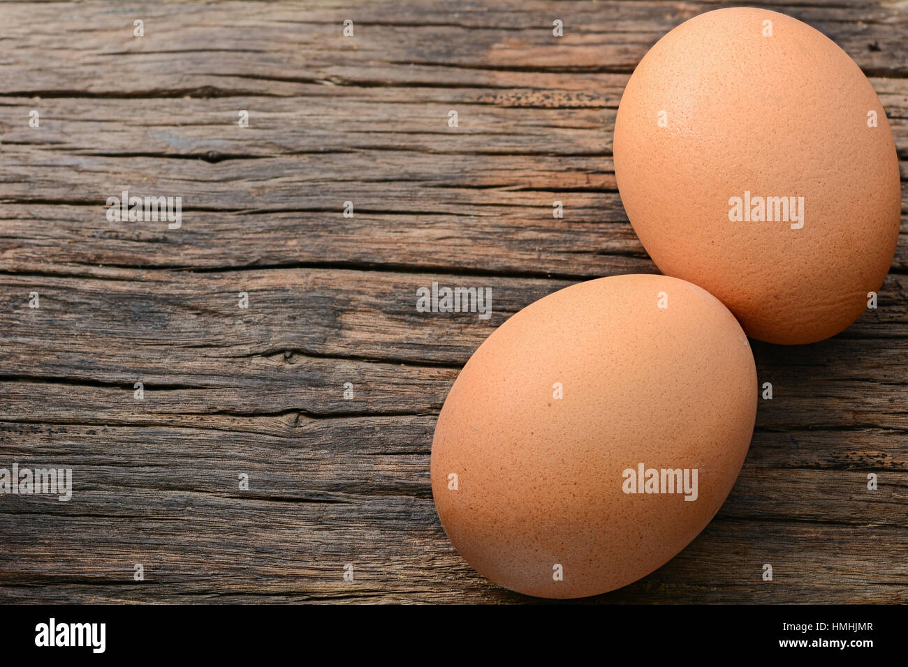 Des oeufs de poulet frais sur la vieille table en bois Banque D'Images