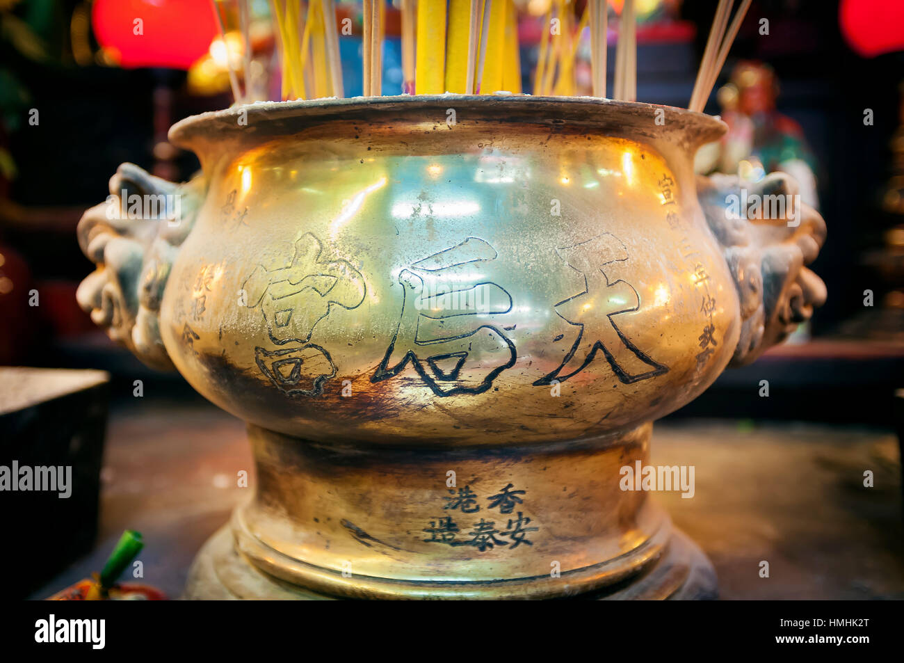 Brûleur en métal traditionnels à l'intérieur de Tin Hau Temple à Yaumatei, Kowloon. Banque D'Images