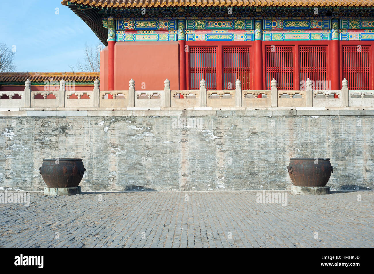 Deux grands chaudrons d'eau dans la cour principale de la Cité Interdite, Beijing Banque D'Images